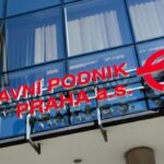 Detektivové z Národní centrály proti organizovanému zločinu zasahují v pražském dopravním podniku