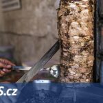 Prodavač kebabu dostane za přesčasy miliony