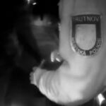 Trutnovští strážníci poskytovali první pomoc muži, kterého ve Rtyni v Podkrkonoší postihly zdravotní potíže