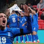 Zafeiris u velké výhry Řecka v Anglii, hráči ji věnovali Baldockovi (†31)