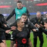 Bláznivé góly, vztek na VAR i potyčka. Flick: To jsem ještě nezažil…