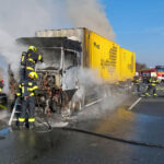 FOTO: Na D46 u Olomouce hořel kamion převážející balíky, škoda přesáhne milion
