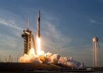 U Mezinárodní vesmírné stanice zakotvila loď Crew Dragon, umožní návrat uvízlých astronautů