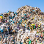 Požár plastů u Rynholce je uhašen, hasiči budou skládku týden kontrolovat