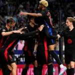 Barcelona slaví 28. mistrovský titul, v městském derby rozhodl Yamal