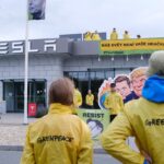 Greenpeace protestovali na prodejně Tesla v Čestlicích proti Trumpovi a Muskovi