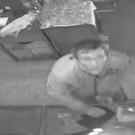 Poznáte zloděje na videu? Z restaurace ve Vlašimi ukradl peníze i cigarety