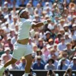 Dvorce Wimbledonu působí prázdně, stroje vzaly práci sudím
