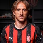 Fotbalové přestupy ONLINE: Modrič podepsal s AC Milán, Diouf na cestě do Londýna