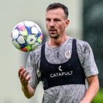 Hradec v nejistotě, Daridu trápí kotník