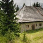Rozebrání a konzervaci Roklanské chaty na Šumavě park stihne asi až příští rok