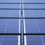 Tábor osadí na střechách 12 objektů fotovoltaické elektrárny
