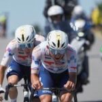 Tour de France ONLINE: peloton dojíždí dva uprchlíky, očekává se hromadný spurt