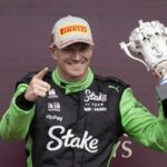 Zázrak v Silverstone! Německý veterán má první bednu v kariéře, Piastri se vytočil