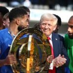 Zmatky při oslavách. Trump neodešel, zůstal vedle kapitána