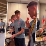 Krejčí prohrál sázku a obsluhoval Schicka s Hložkem