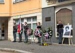 Letadlo, nebo lavička Sedlčany odhalily místo k posezení, vzniklo na počest pilota Macháčka, letce RAF