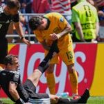 MS ve fotbale ONLINE: Rozhodčí bojoval s křečí