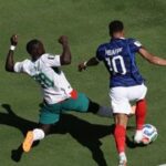 Na Mbappého se nepískla penalta, podle sudího inicioval kontakt