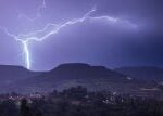 Co mají dělat lidé při bouřce na planině? ‚Držte se od sebe, dřepněte si na jednu nohu,‘ radí meteorolog