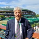 Nechte nám už taky něco, žertují členové All England Clubu s Kodešem