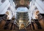 Restaurátoři odkrývají staleté malby ukryté pod nánosy nečistot