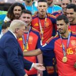 Trump předal Španělům pohár, pak se neměl k odchodu z pódia. Argentinec kolem něj jen prošel Trump předal Španělům pohár, pak se neměl k odchodu z pódia