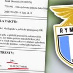 Hajloval a prsty předváděl knírek