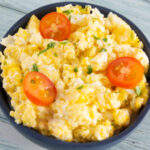 Nečekané ingredience pro královskou snídani: Citrón nebo majonéza v míchaných vejcích?