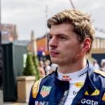 Verstappen versus 100 motokár