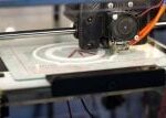 Při dlouhodobém užívání některých materiálů pro 3D tisk se může objevit vyrážka, zjistili plzeňští vědci