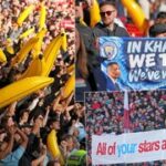 Transparenty o Manchesteru City: Narážky na Oasis a proč se mávalo banány?